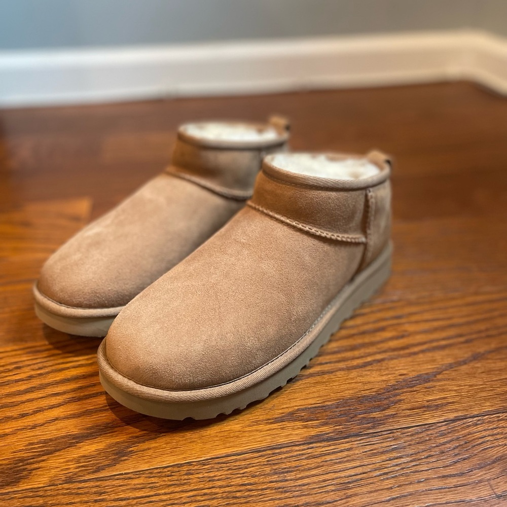 UGG Women's Classic Ultra Mini Fashion Boot size 8 100% Authentic